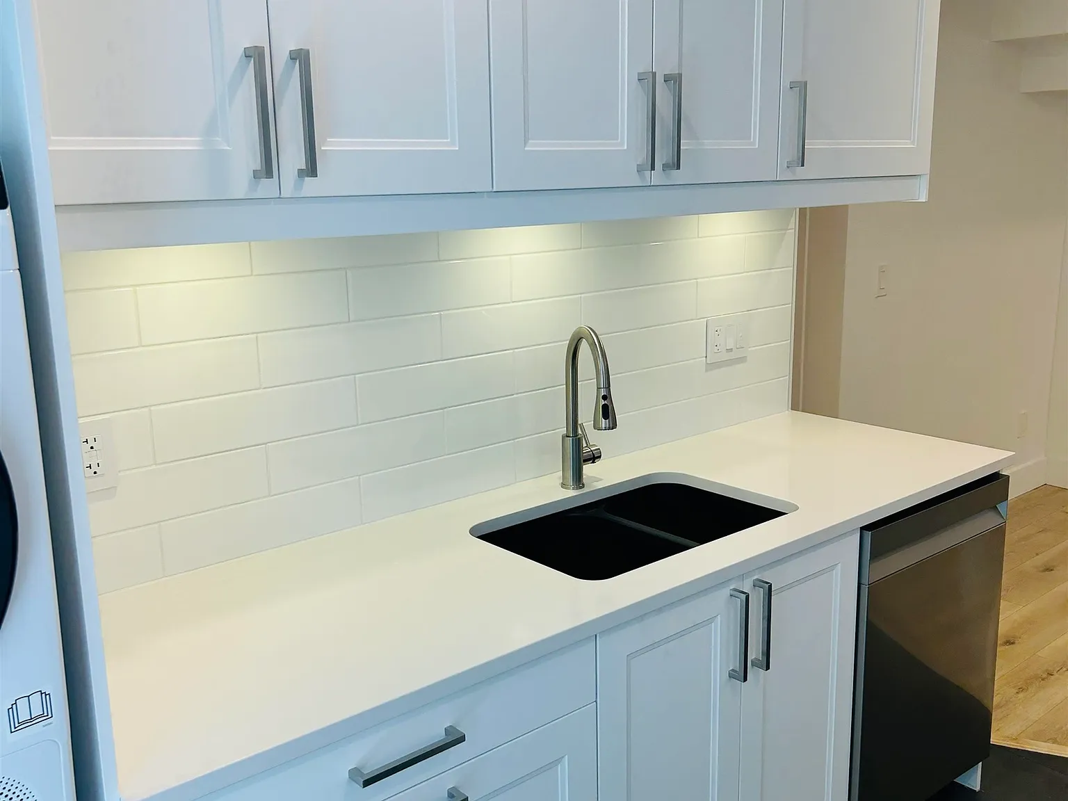 2 bed, 700 sqft, $1,800 — Photo 2