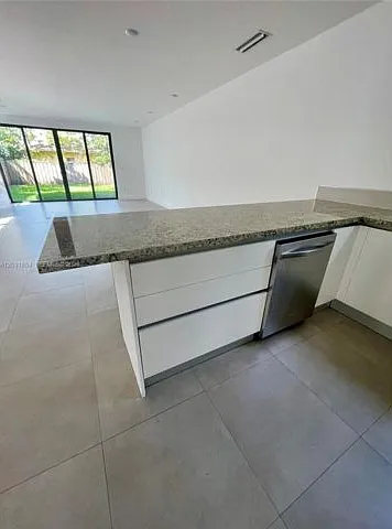 2740 SW 29th Ave — Photo 9