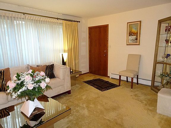 5th image of 10319 Parkside Ave