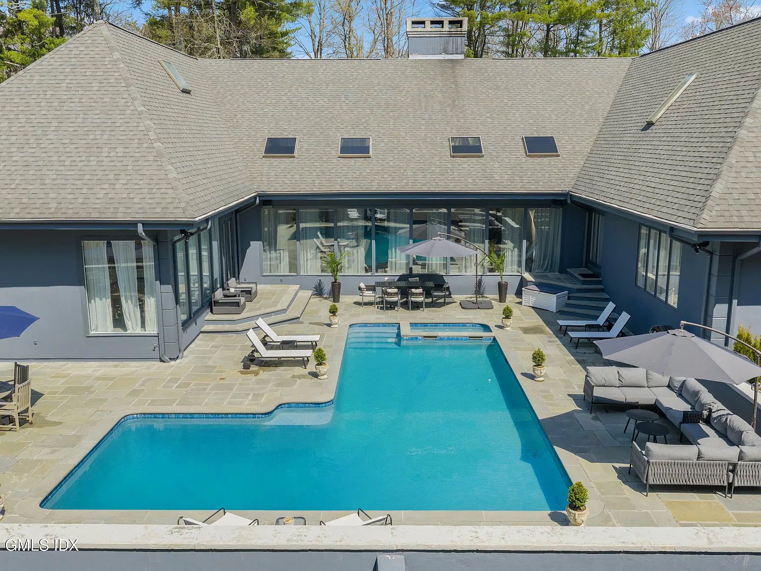 5 bed, 4.5 bath, 6279 sqft, $19,000 — Photo 2