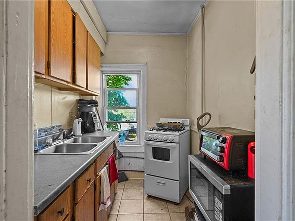 4th image of 34 Monticello St