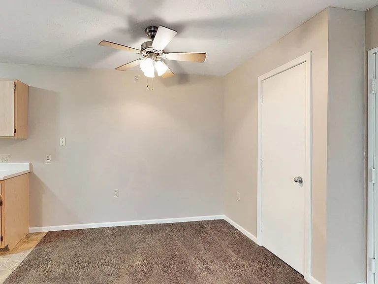 Cambridge Apartments — Photo 28