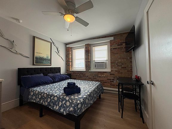 4th image of 807 E 8th St #308