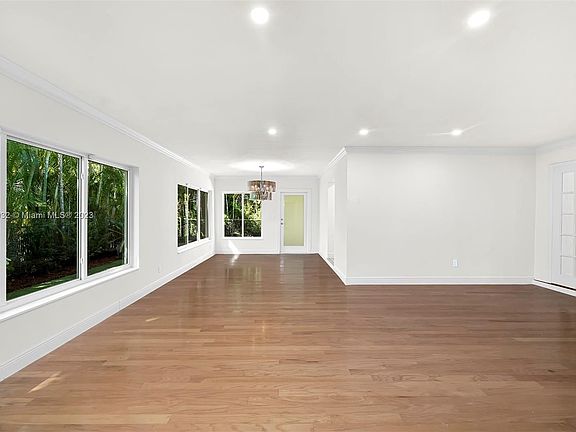 4th image of 1514 Urbino Ave