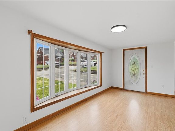 5th image of 636 Corbin St