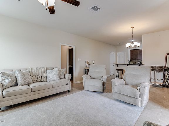 4th image of 301 Elwick Dr