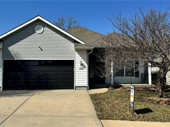 108 N Carriage Meadows Trl, Peculiar, MO 64078