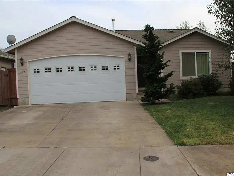 622 Trinity St NE — Photo 2