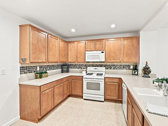 5th image of 2201 Rose Arbor Dr