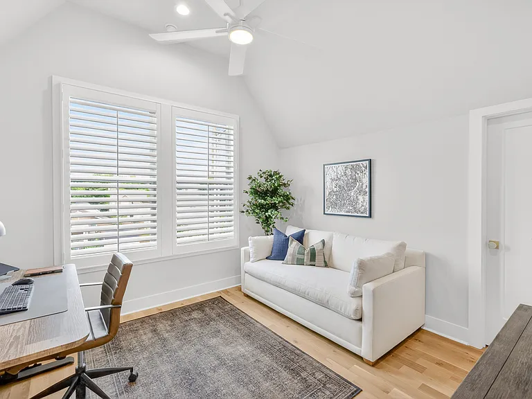 1810 Owen St — Photo 17