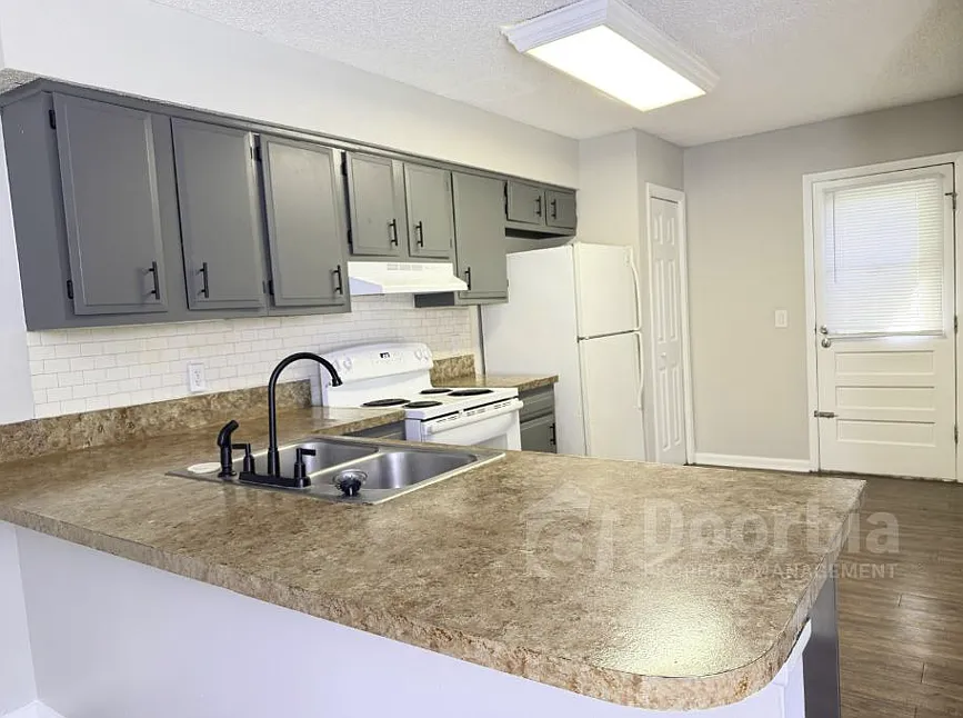 2 Bedroom, 1 bathroom Down Stairs Unit — Photo 4