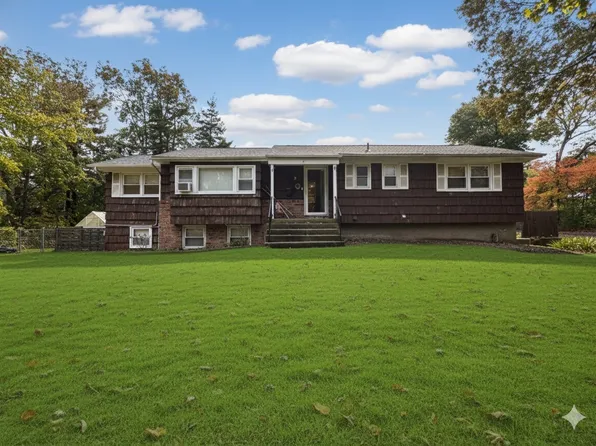 (undisclosed Address), Saint James, NY 11780