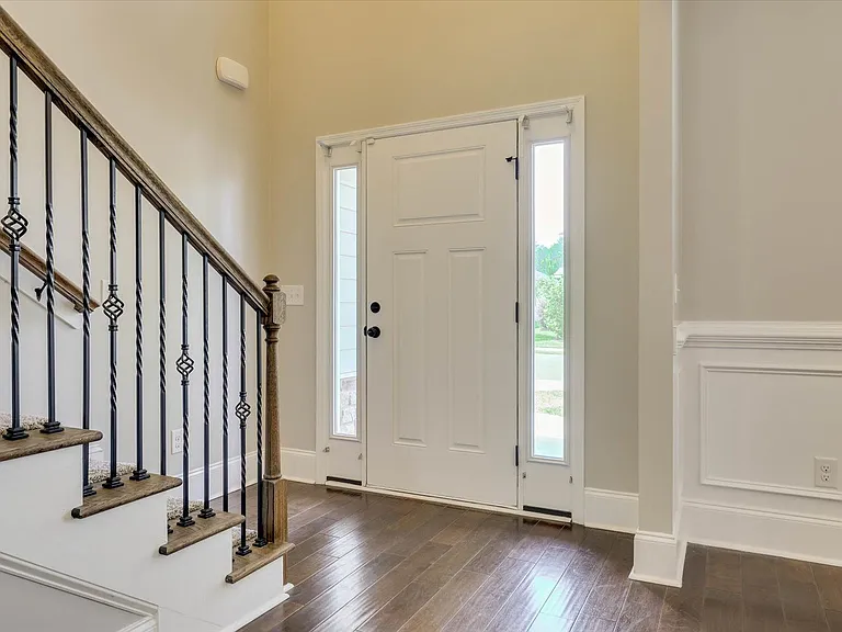 127 Radcliff Dr — Photo 5