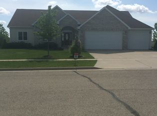 637 Vista Cir, Columbus, WI 53925