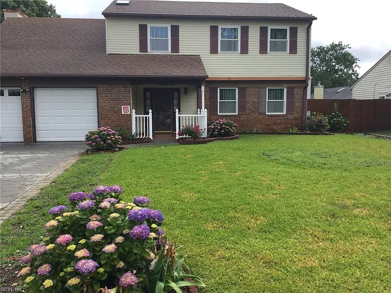 1044 Chatmoss Dr — Photo 1