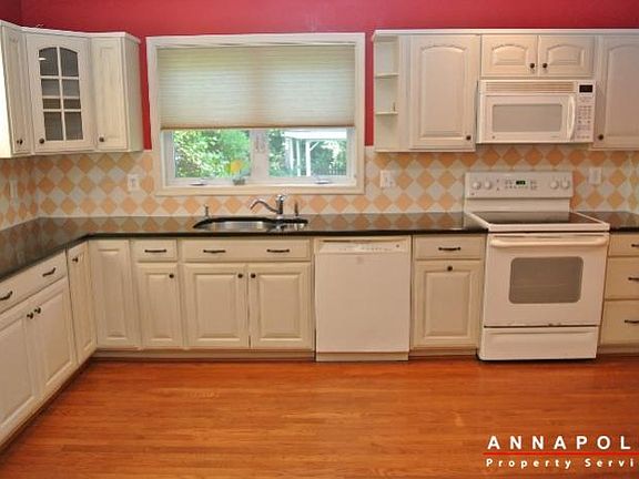 3rd image of 1028 Forest Hills Ave