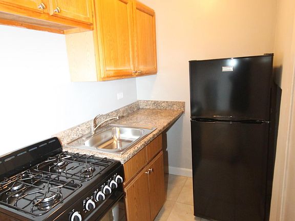 2nd image of 1352.5 W Argyle St #3W