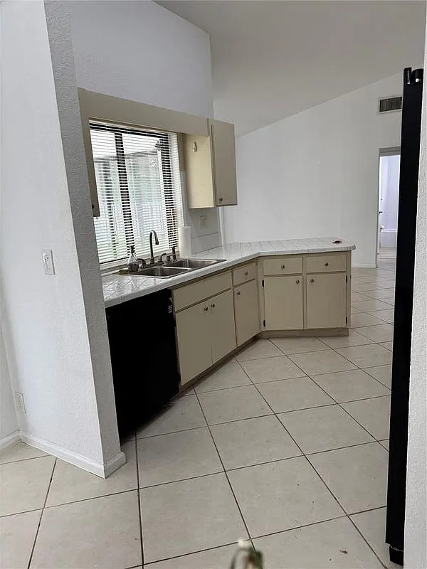 4 bed, 2.0 bath, 1907 sqft, $3,900 — Photo 1