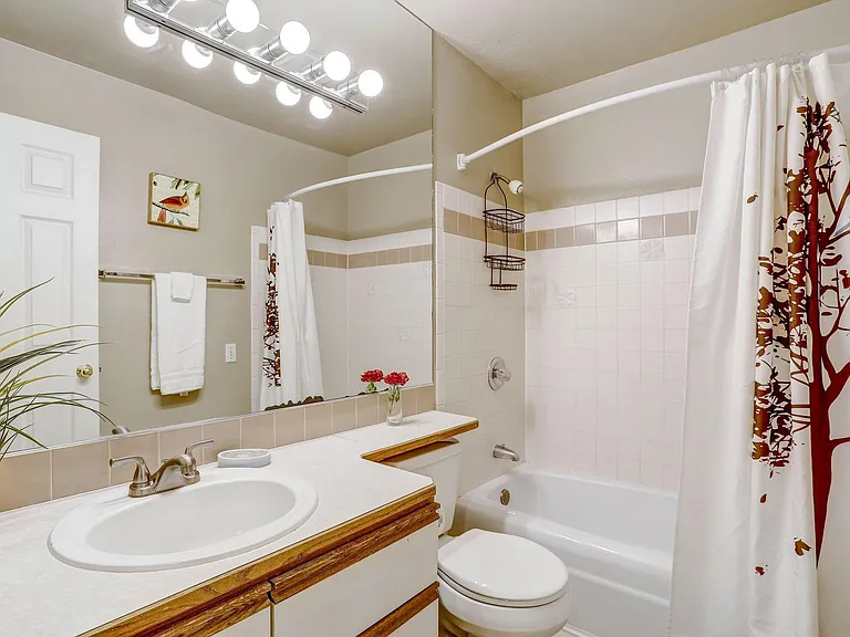East Thomas Suites — Photo 17