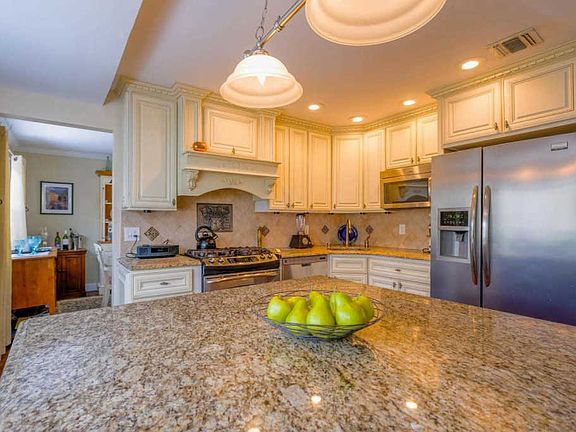 5th image of 5 Catalina Ct