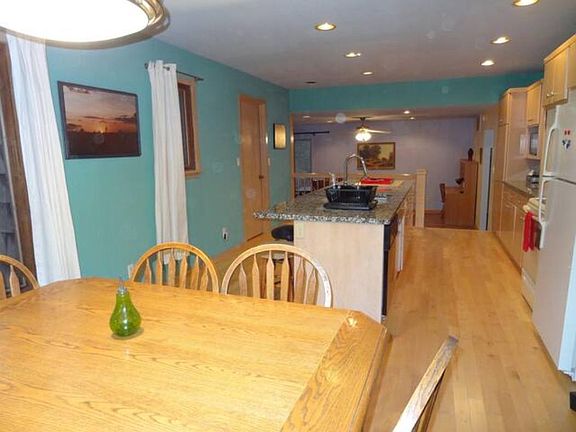 1st dining area.
