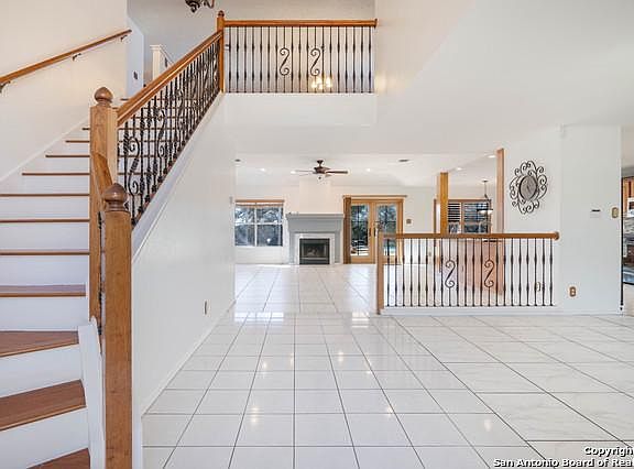 5th image of 415 Oak Village Dr