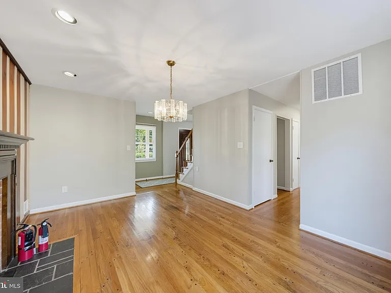 16818 Briardale Rd — Photo 12
