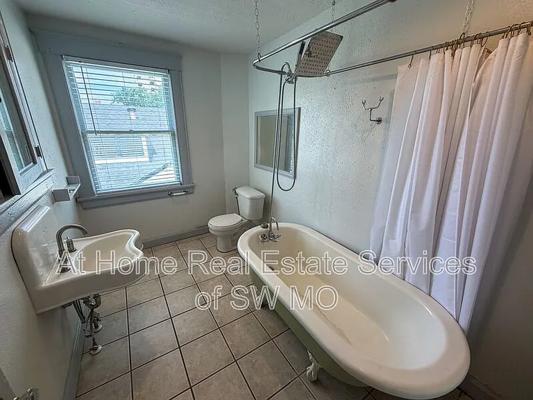 1021 E Walnut St #1 — Photo 8