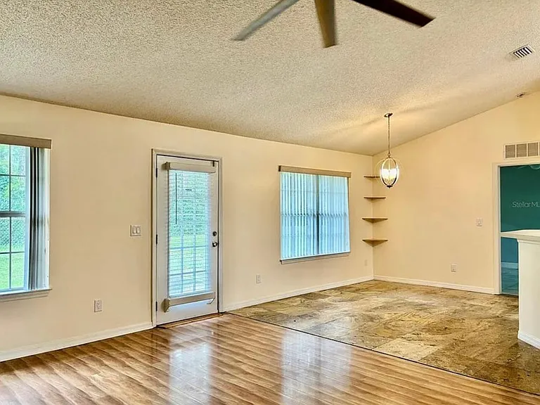 12 Regency Dr — Photo 2