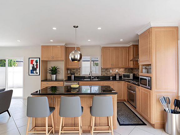3rd image of 7707 Teesdale Ave