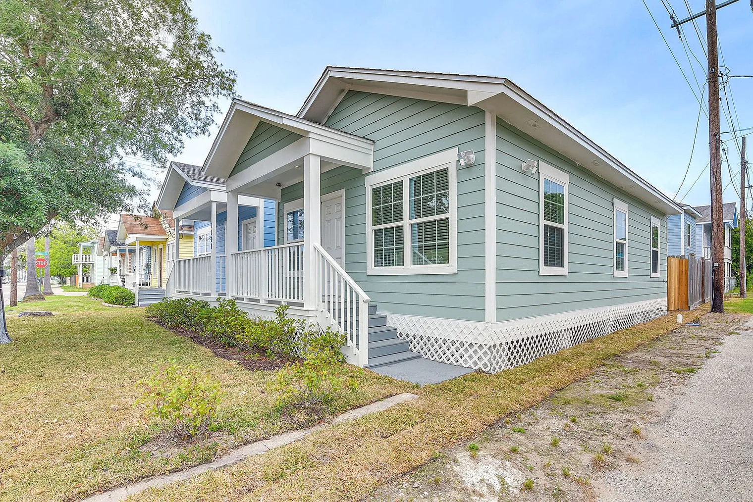 3 bed, 2.0 bath, 742 sqft, $3,032 — Photo 3