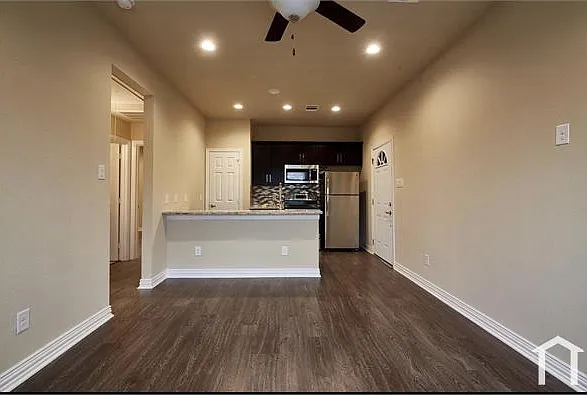 2 bed, 870 sqft, $1,400 — Photo 3