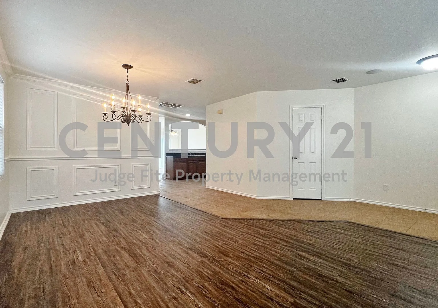 Beautiful 2-Story 5/2.5/2 Located in Eagle Mt-Saginaw ISD For Rent! — Photo 3