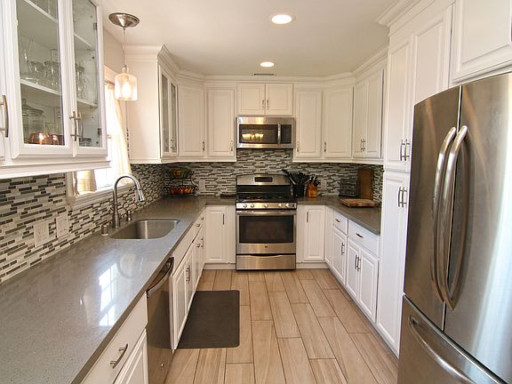 4th image of 4902 N Willow Ave