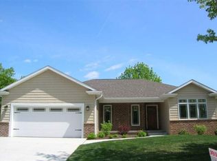 2018 44th St, Moline, IL 61265