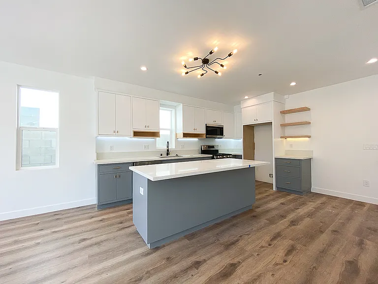 3003 S Cloverdale Ave — Photo 2