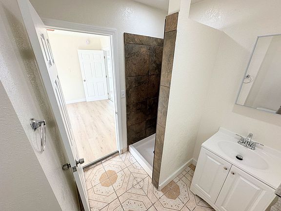 4th image of 1528 1/2 N Alexandria Ave #0