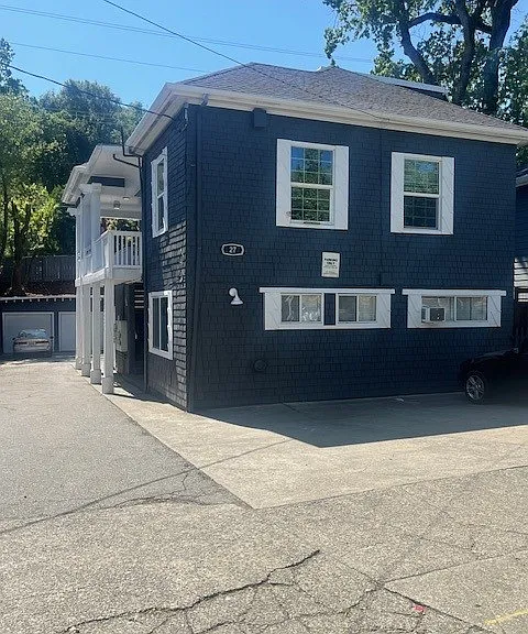27 Brookdale Ave #D — Photo 1