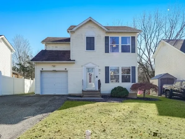 38 Holly Dr, Hamburg Boro, NJ 07419