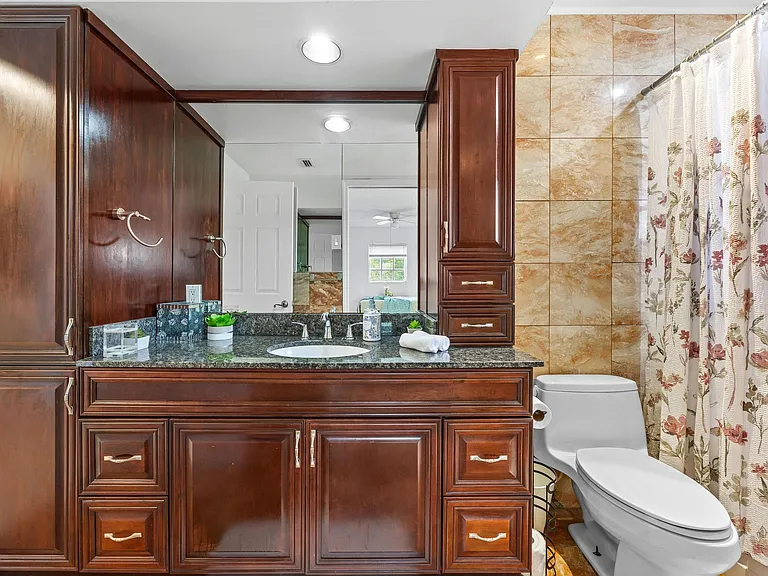 400 SE 31st St #8 — Photo 35
