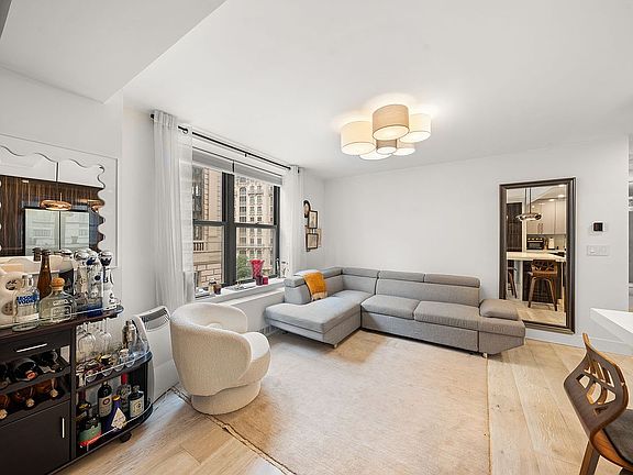 5th image of 201 W 74th St APT 8G
