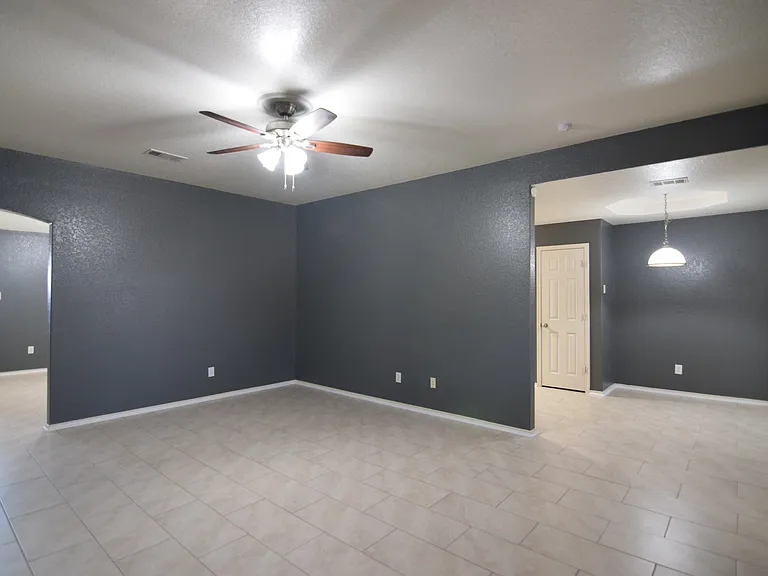 401 Dixon Dr — Photo 8