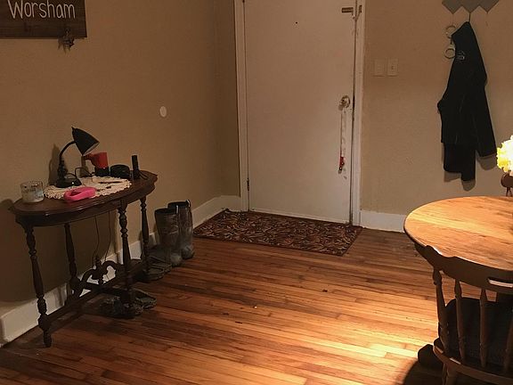 Entryway/ dining
