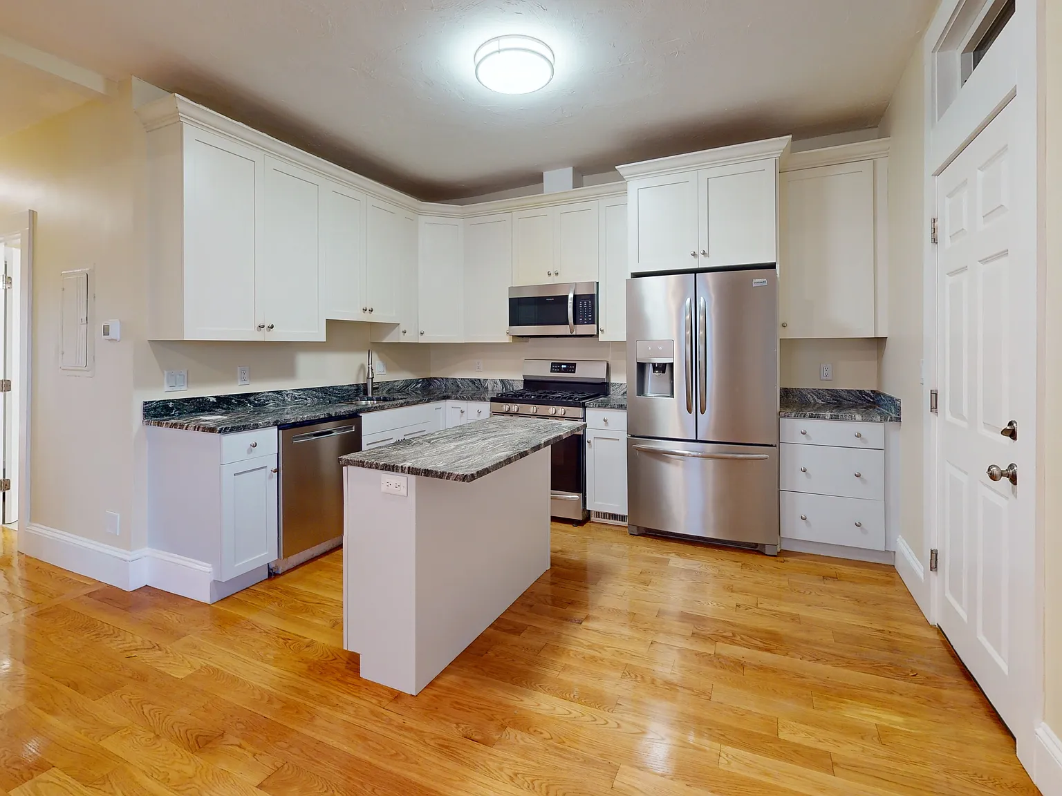 2 bed, 960 sqft, $2,595 — Photo 1