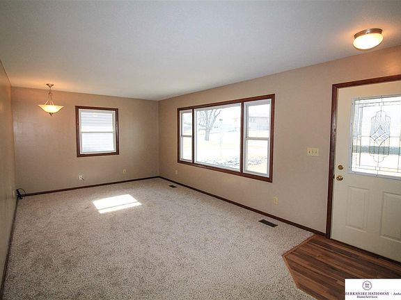 UPDATED LIVING ROOM. NEWER VINYL WINDOWS, 2016- NEW PAINT, NEW CARPET, NEW VINYL ENTRY FLOOR.