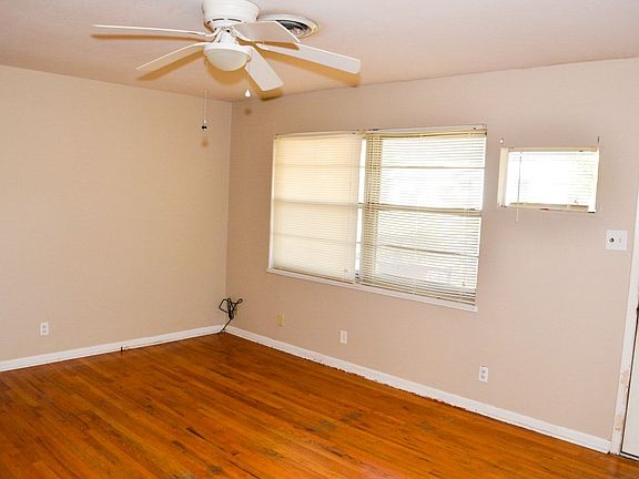 5th image of 202 E Voelter Ave
