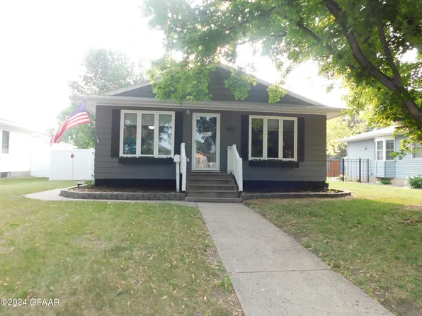 1455 Manvel Ave, Grafton, ND 58237