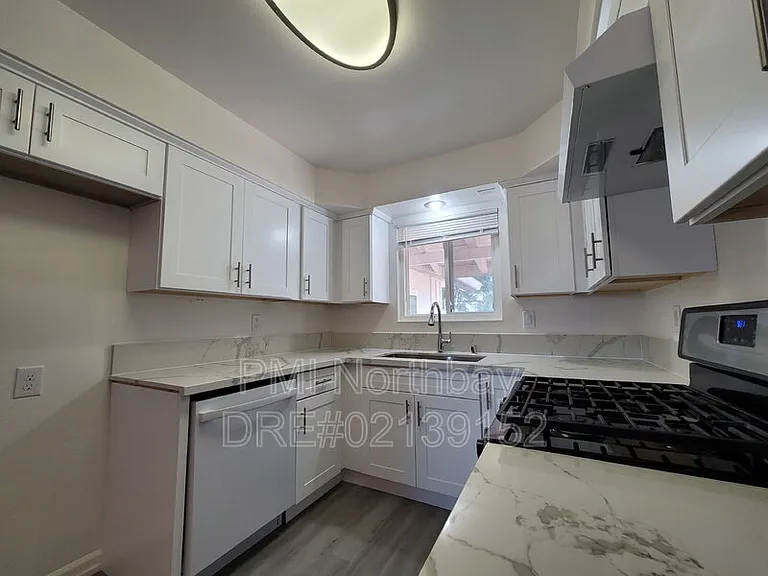 1325 Canterbury Dr — Photo 6