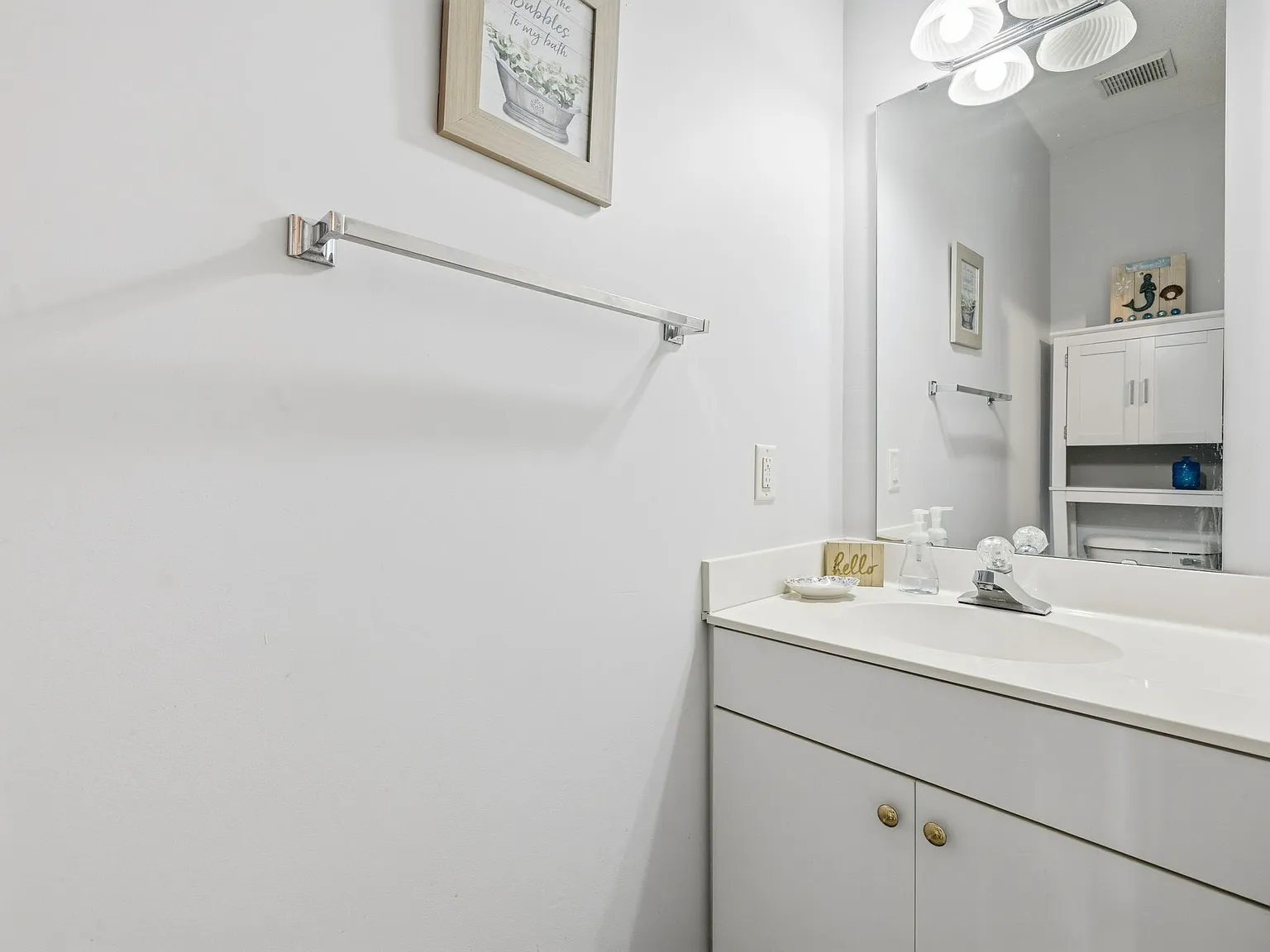 1 bed, 1.5 bath, 790 sqft, $1,325 — Photo 3
