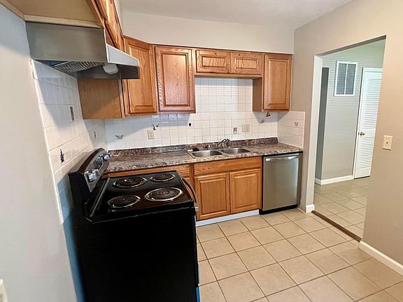 5th image of 600 S Wheatland Ave